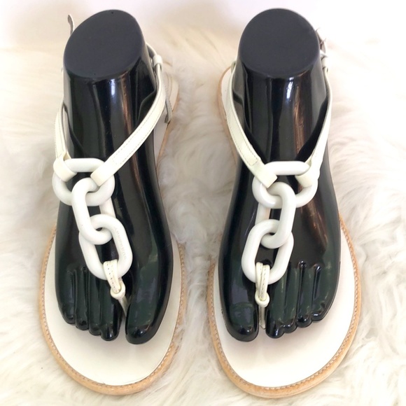 Burberry Women's White Patent Leather Chain Link Thong Sandals Size 41 / COA - Picture 1 of 8